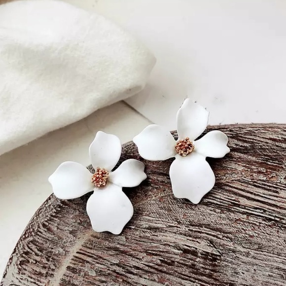 White floral earrings - Picture 6 of 6